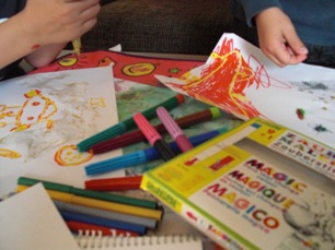 Barn testar ekologiska färgpennor
